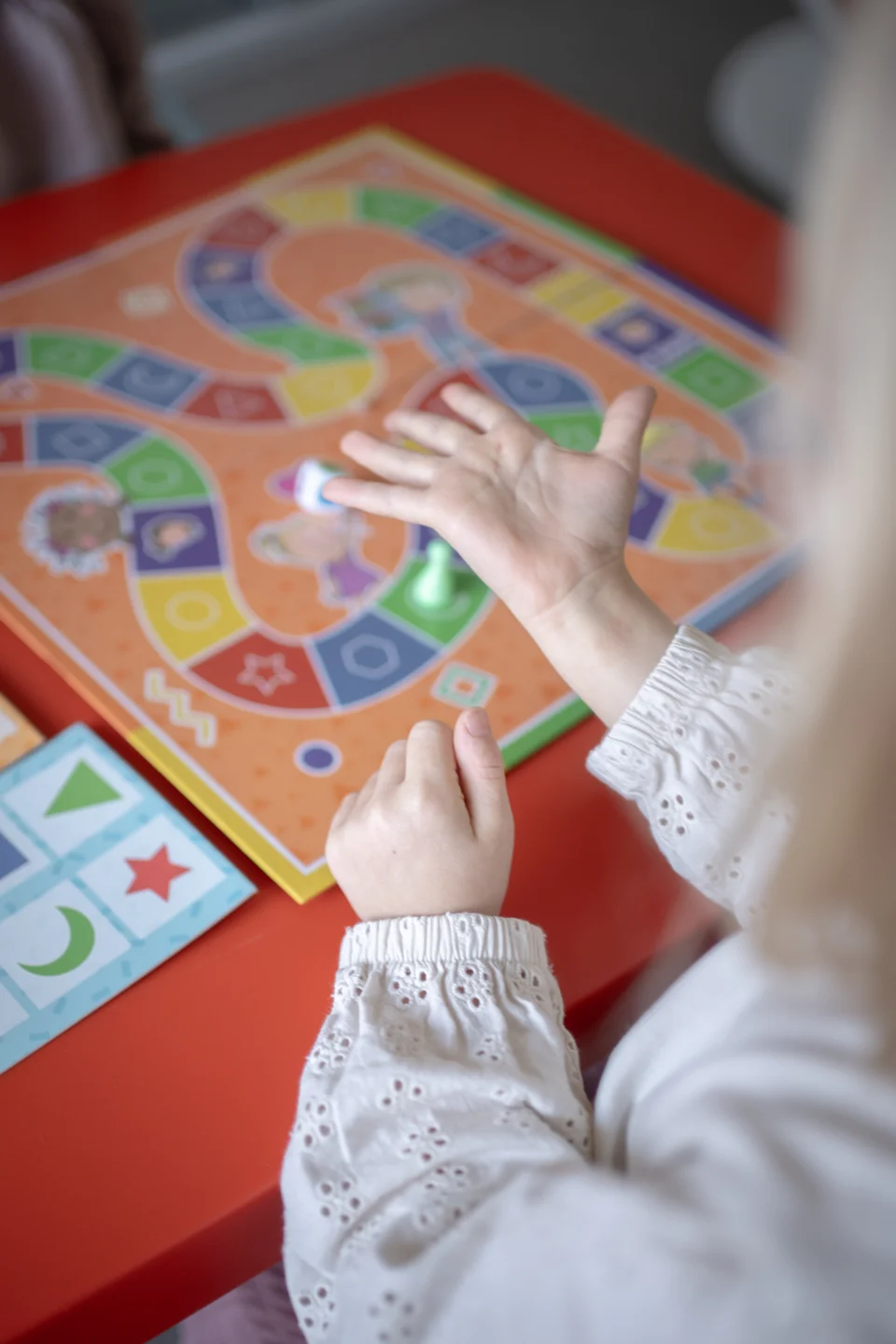 Zabawa edukacyjna z kolorowymi kartami