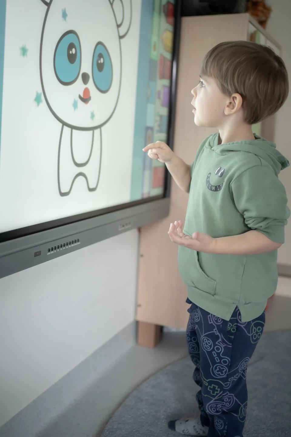 Dziecko przy tablicy edukacyjnej