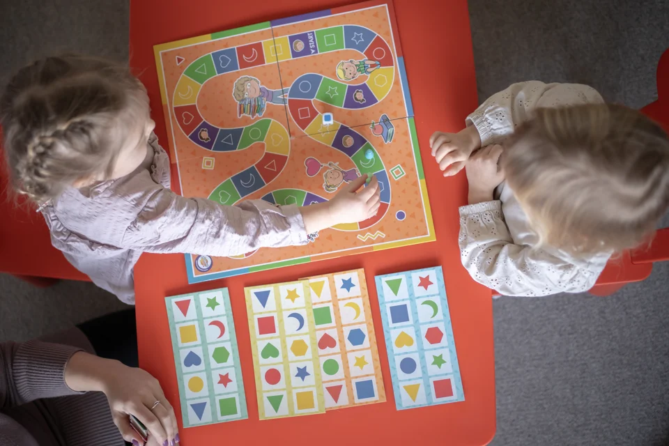 Wspólna zabawa z kartami edukacyjnymi